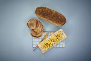 6836704 Grovt speltbrød med urkorn tin server pisket smør hot honey style b hig_2