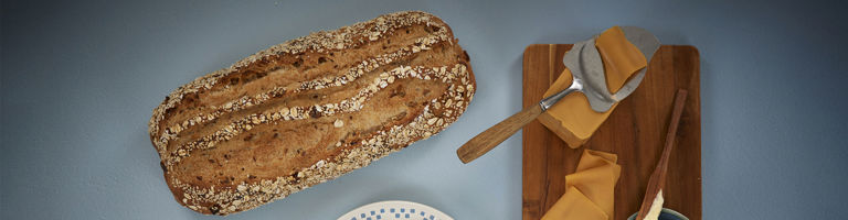 Steinovnsbakt grovt muslibrød brunost