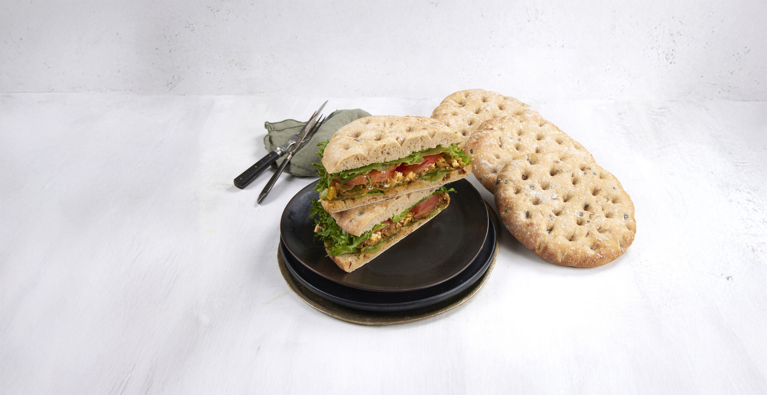 5788062 Focachette 200g med lun kålsalat med fetaost, tomater og spicy saus br1 hig (AI)