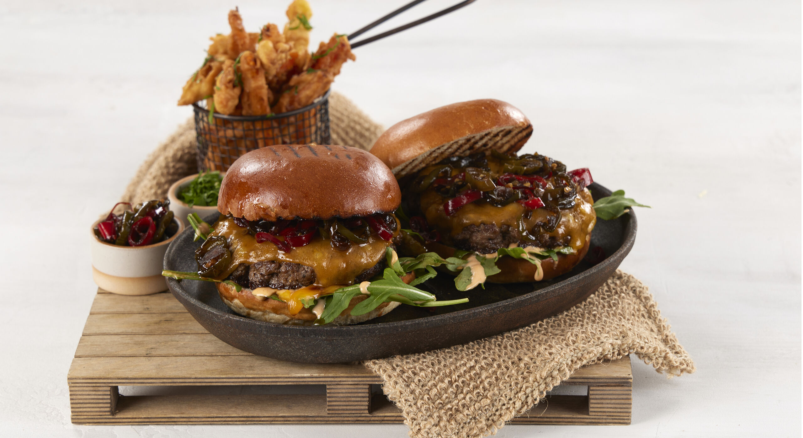 6904155 Hamburgerbrød potato cheeseburger med jalapenos