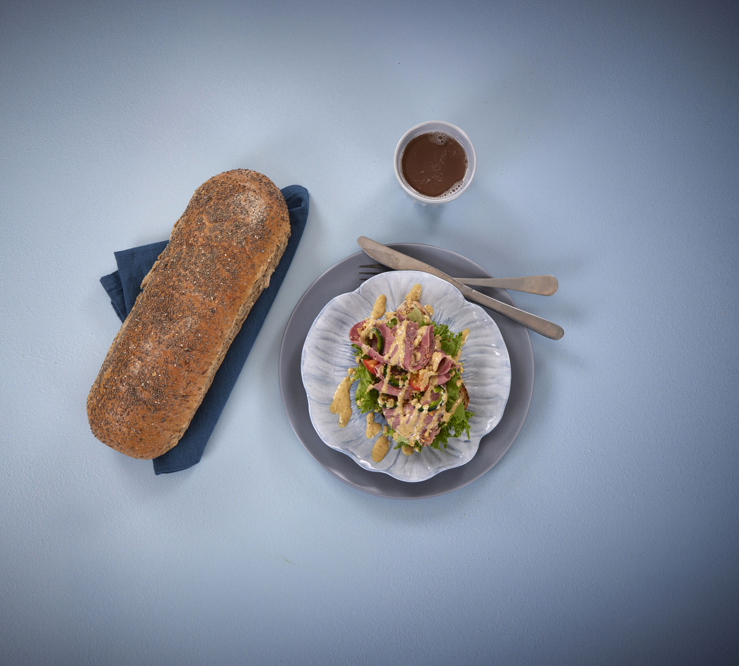 6836019 Grovt havre og chiafrøbrød tin server med roastbiff b hig_2