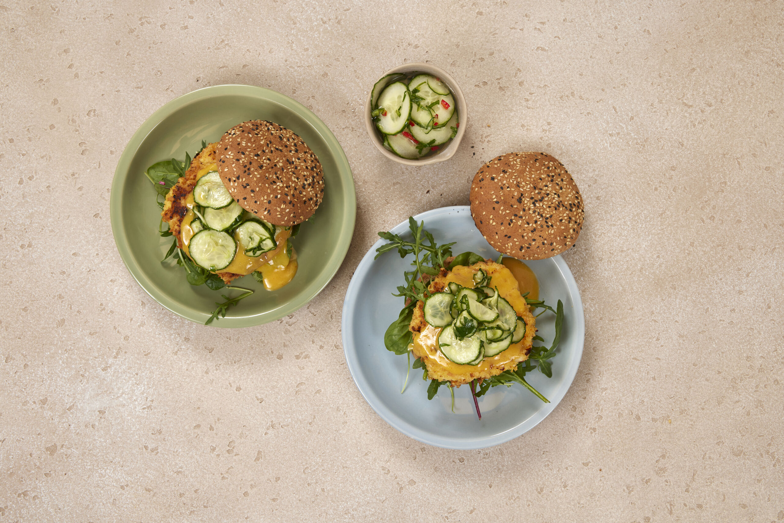 6902696 Hamburgerbrød gourmet sesam 63g fiskeburger med hollandaise agurksalat br_hi_10