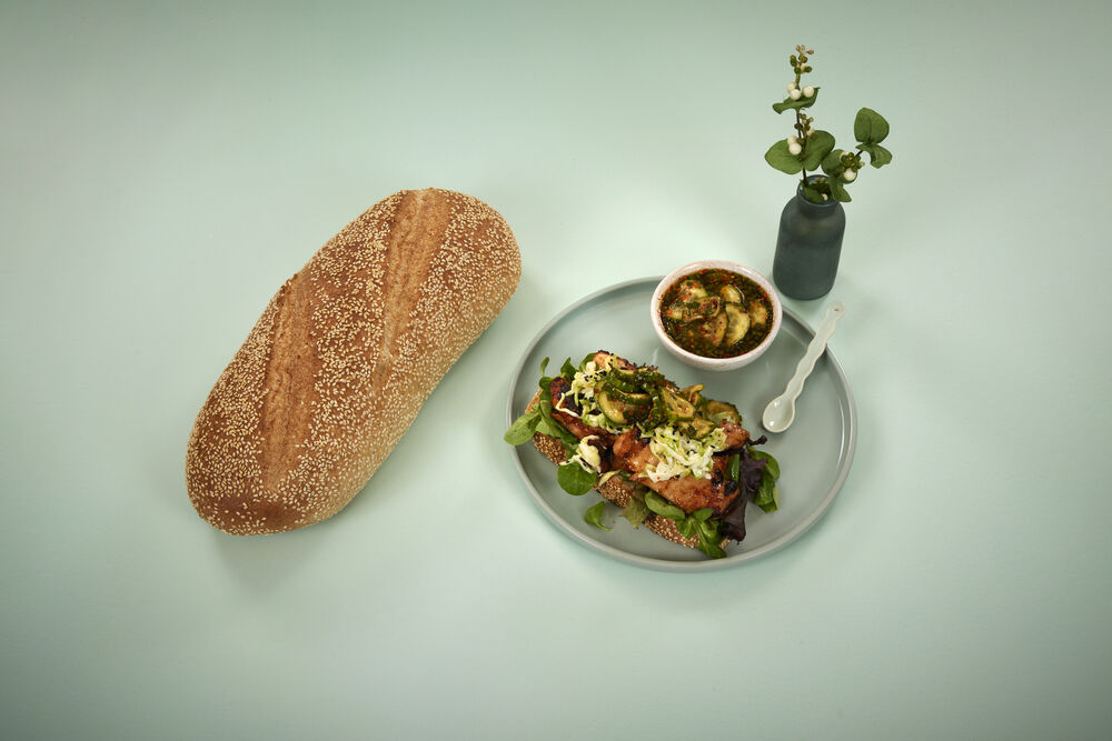 6833503 Steinovnsbakt sesambrød gochuang kylling marinerte agurkskiver b hig_2