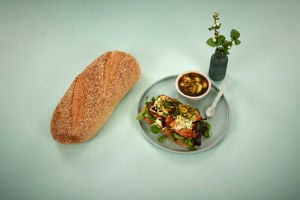 6833503 Steinovnsbakt sesambrød gochuang kylling marinerte agurkskiver b hig_2