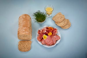 6834824 Skåret grovt bondbrød spekeskinke b hig