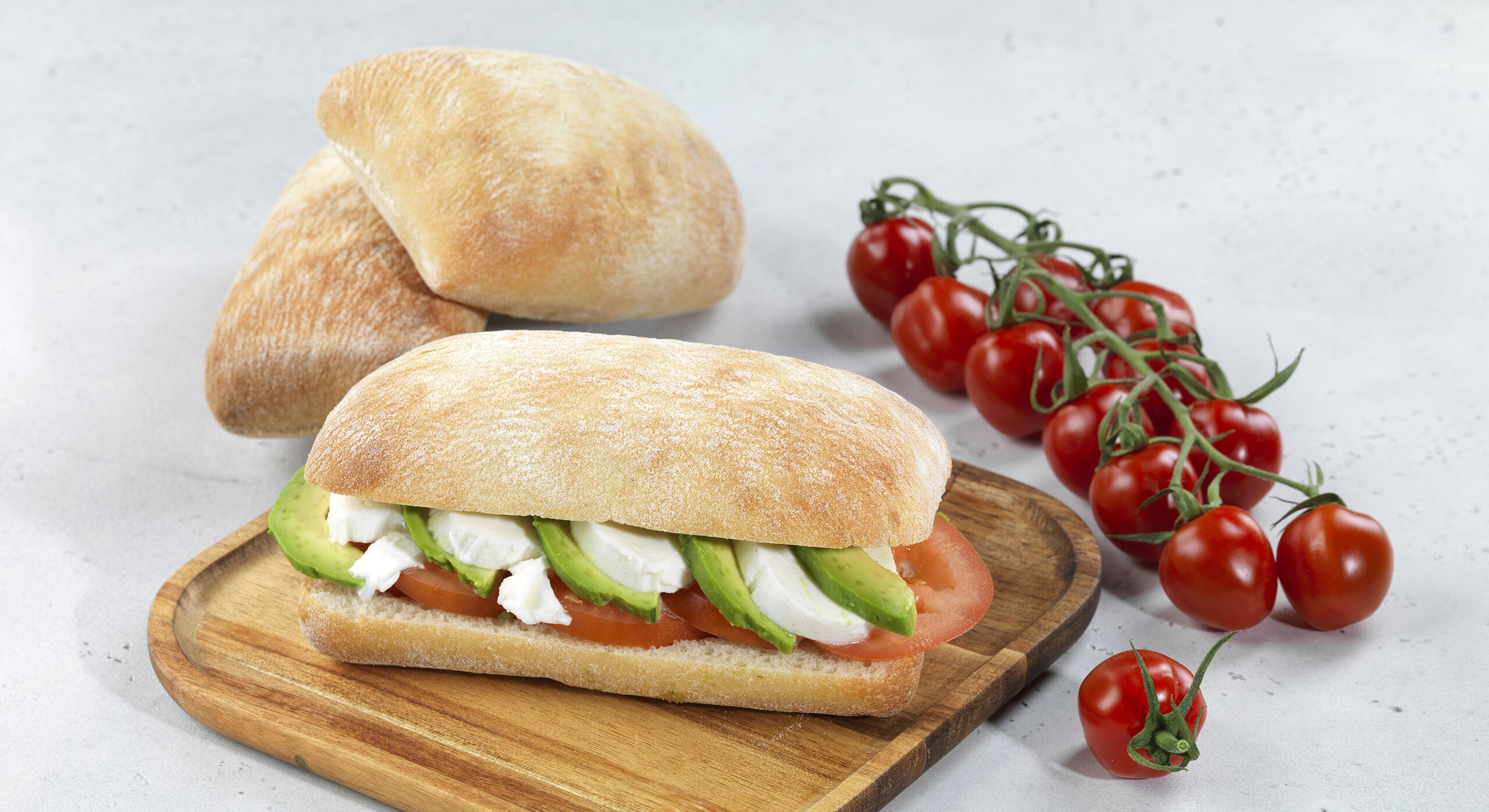 5740071 Ciabatta fin Ciabatta fin avokado og tomat