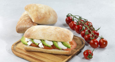 5740071 Ciabatta fin Ciabatta fin avokado og tomat