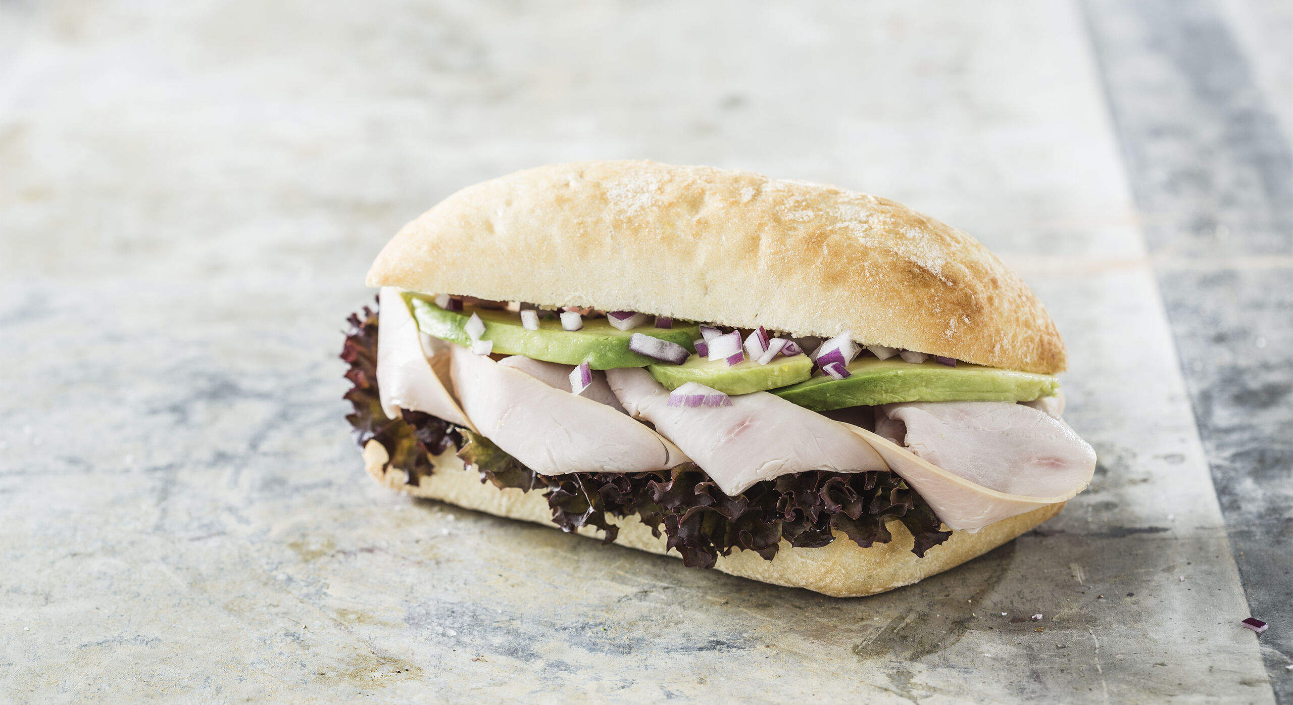 5740071 Ciabatta med skinke og avokado