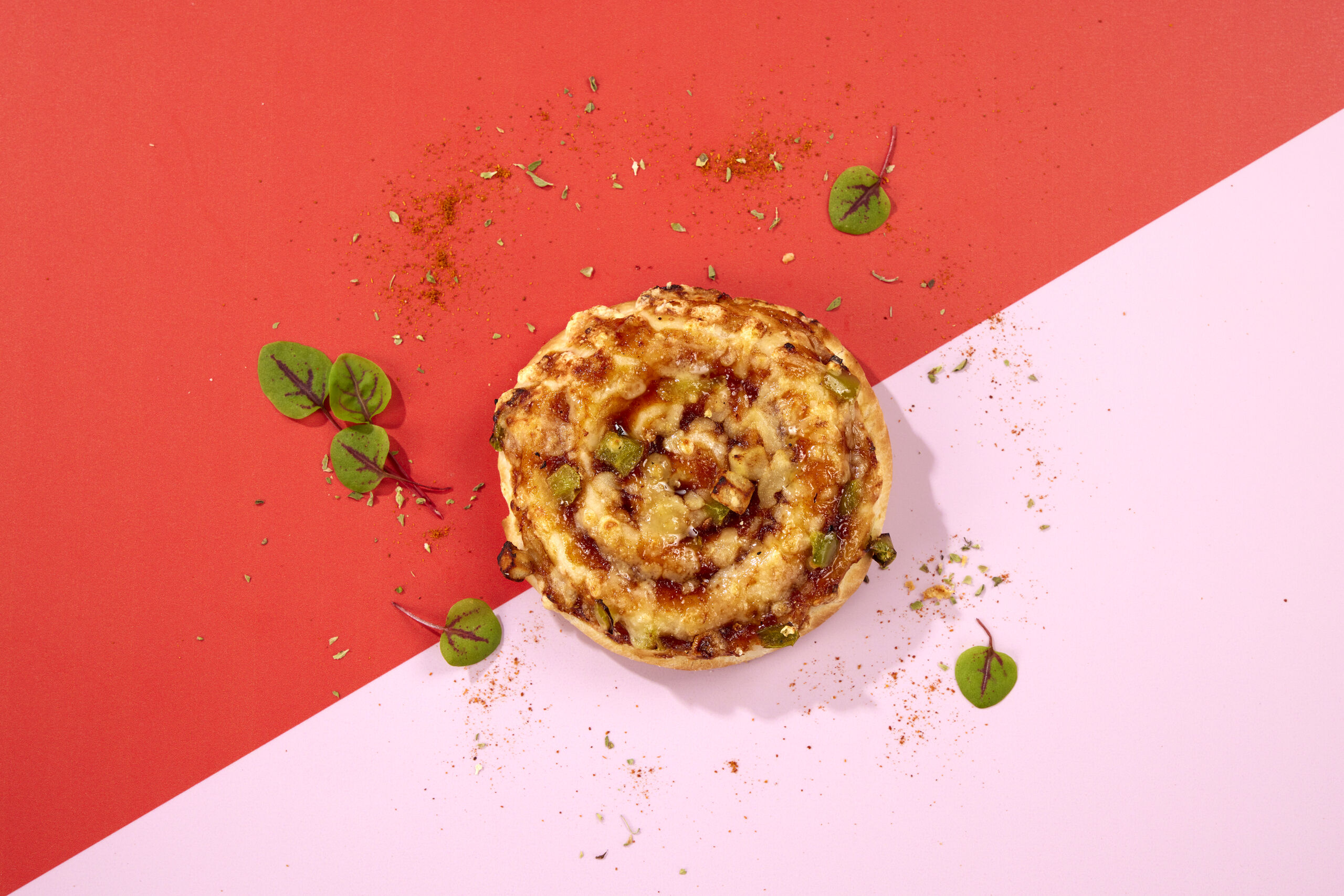 6986939 Boboli Pizzasnurr BBQ Kylling 100g rosa-rød bagkrunn br hig