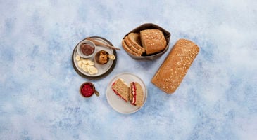 6203715 Formstekt ekstra grovt brød peanøttsmør sjokoladepålegg banan syltetøy br3 HIG