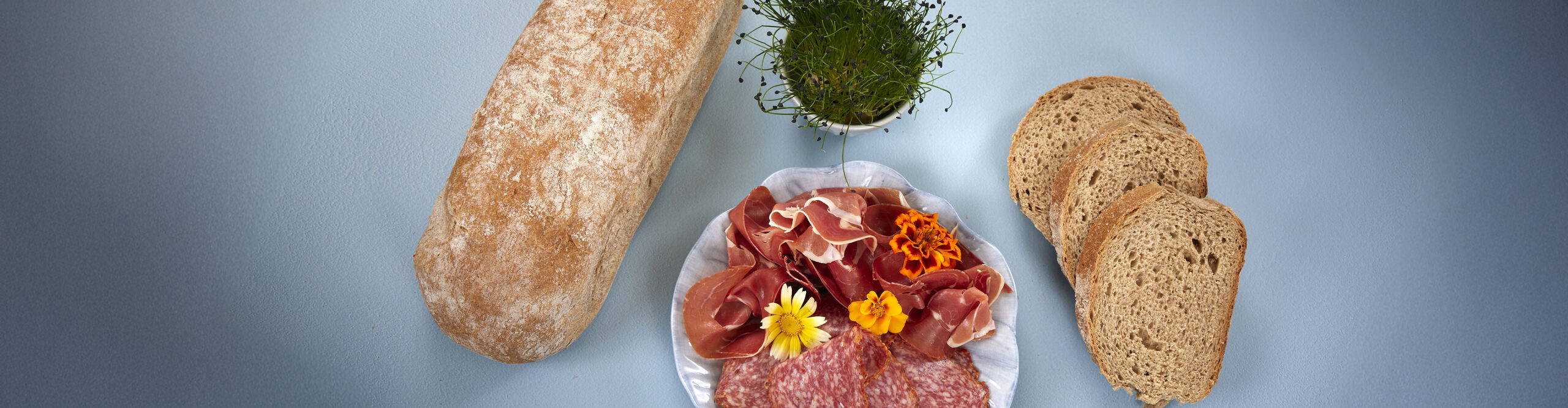 Grovt bondebrød tin server spekeskinke