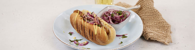 Potato pølsebrød kyllingpølse og syltet rødløk