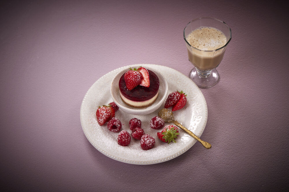 6840714 Ostekake med bær 90g rosa bakgrunn b hig