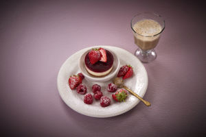 6840714 Ostekake med bær 90g rosa bakgrunn b hig