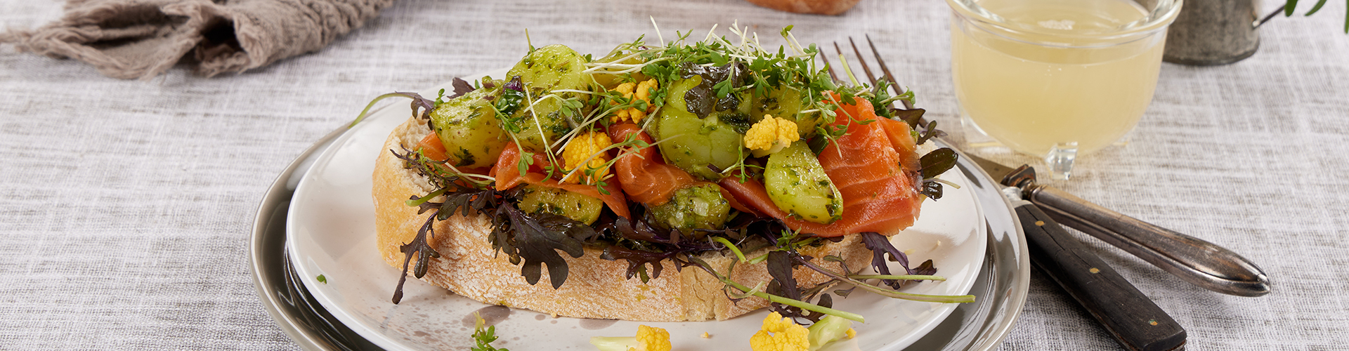 Sandwich med røkelaks og ramsløkpoteter