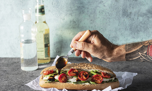1300x600-Baguette-påføring-dressing.jpg