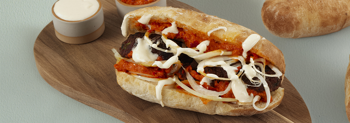 Lepinja med cevapi, kajmak og ajvar