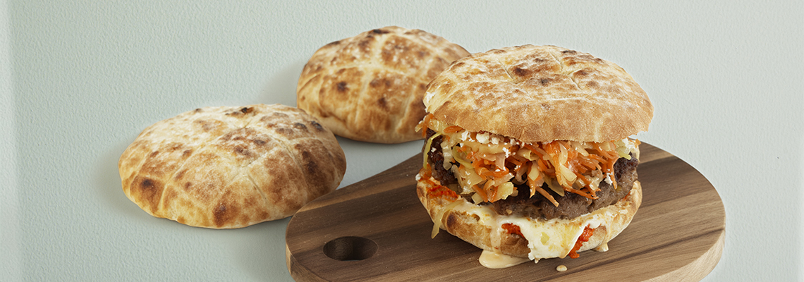 Lepinja med pljeskavica, kålsalat, kajmak og ajvar