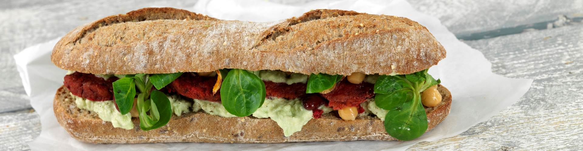 Baguette med avokadokrem og rødbeteburger