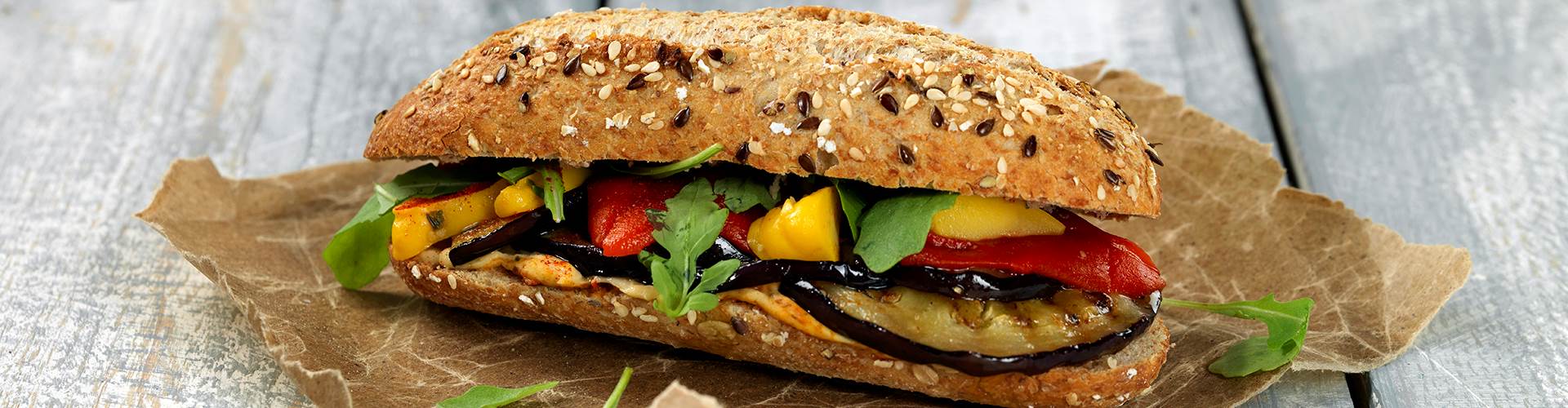 Oppskrift Baguette med grillet aubergine, paprika og hummus