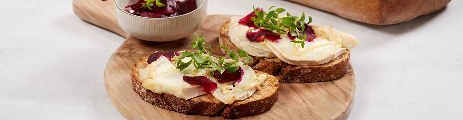 Sandwich med chevre og syltede rødbeter